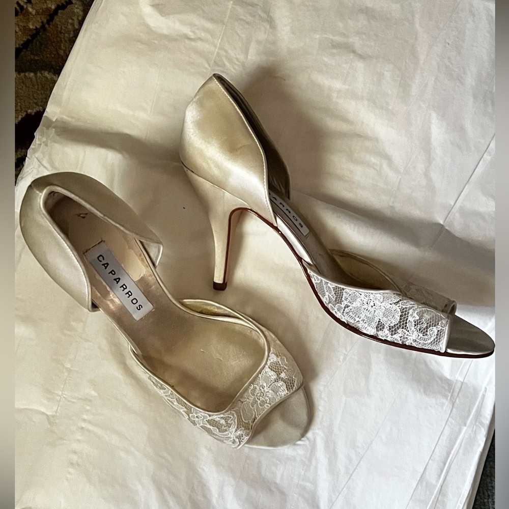 CAPARROS ~ CREAM SATIN LACE~WEDDING HEELS ~ SIZE 9.5